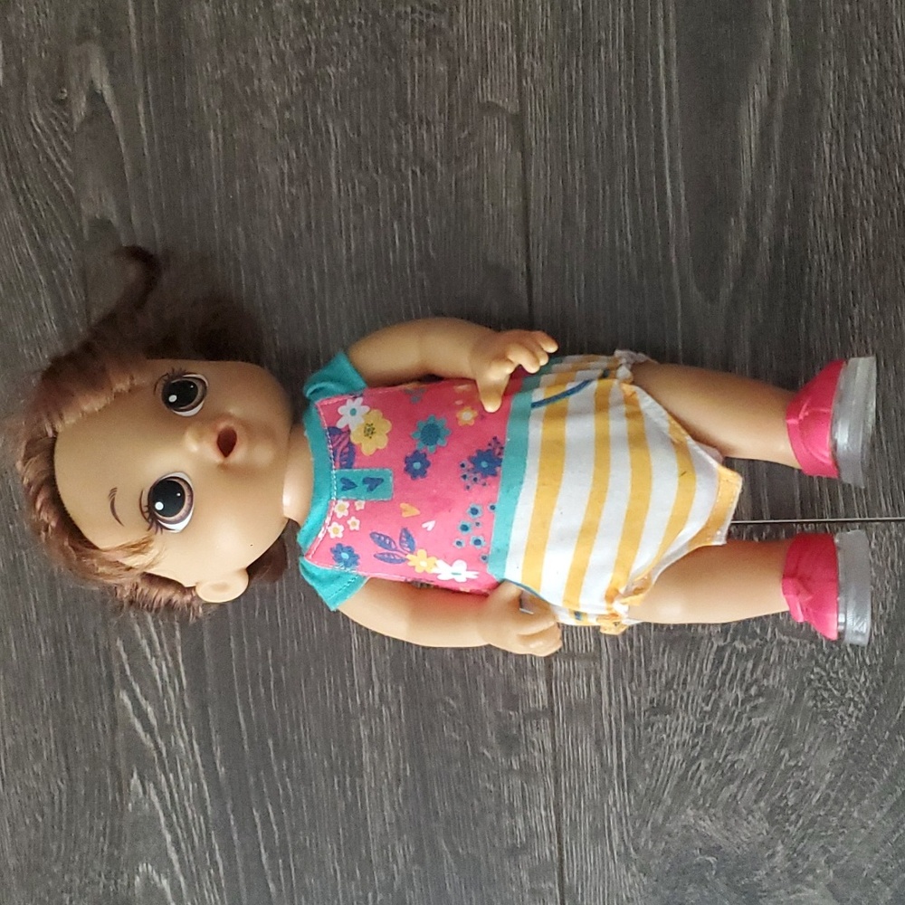 Baby Alive Step ‘N Giggle Baby Brown Hair Doll Light-Up Shoes- English/French